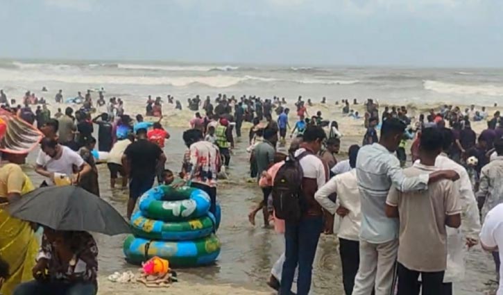ছুটির দিনে কক্সবাজারে আনন্দে ভাসছেন ভ্রমণপিপাসুরা