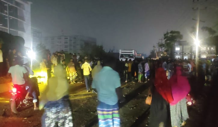শ্রীপুরে বকেয়া বেতনের দাবিতে মধ্যরাতে মহাসড়ক অবরোধ