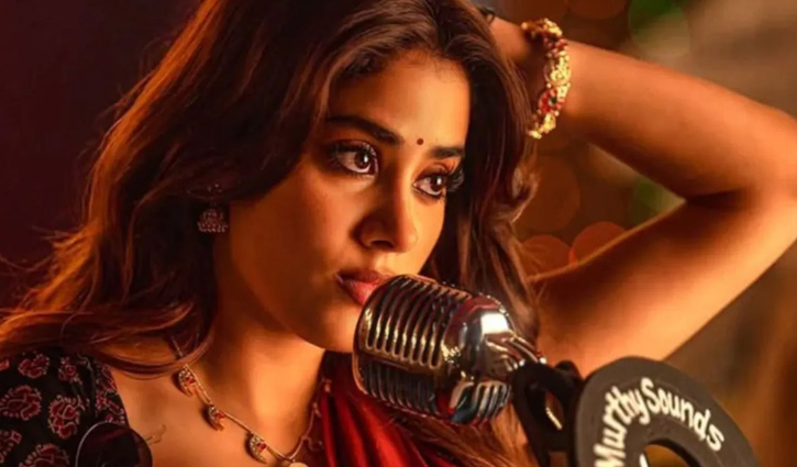 বিতর্কের মুখে মুছে ফেলা হলো জাহ্নবীর যৌন আবেদনময়ী 