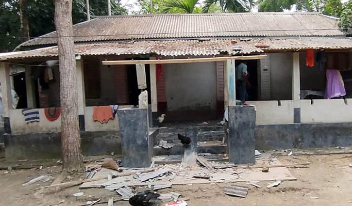 নড়াইলে দুপক্ষের সংর্ঘষে আহত ১২, বাড়িঘর-দোকান ভাঙচুর