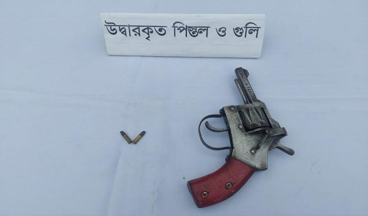 মাদ্রাসার ওয়াশরুম থেকে ’মেইড ইন পাকিস্তান’ লেখা পিস্তল উদ্ধার