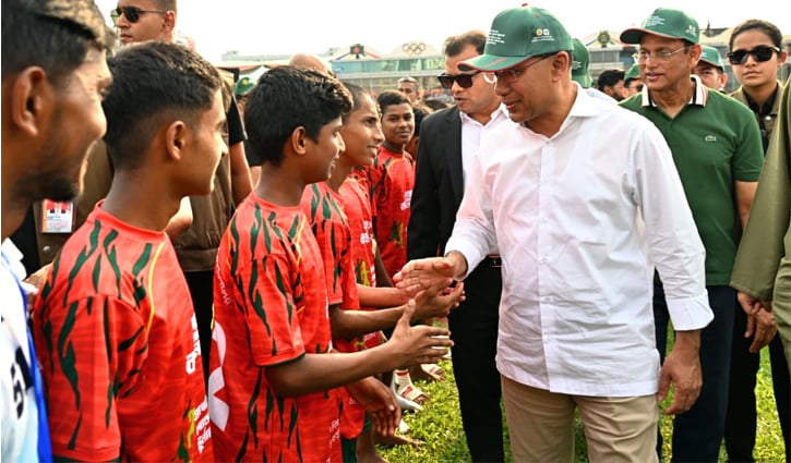 প্রধানমন্ত্রীকে ঘিরে ক্ষুদে শিক্ষার্থীদের উল্লাস