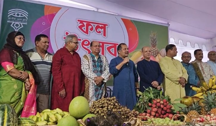 দেশি ফল আর গানে প্রেস ক্লাবে উৎসবের আমেজ