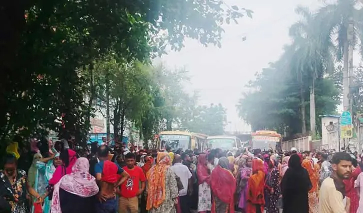 রামপুরায় পোশাক শ্রমিকদের বিক্ষোভ