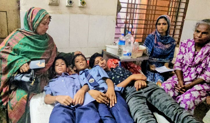 ঘরের বেড়ায় বল লাগায় তিন শিশুকে পেটানোর অভিযোগ