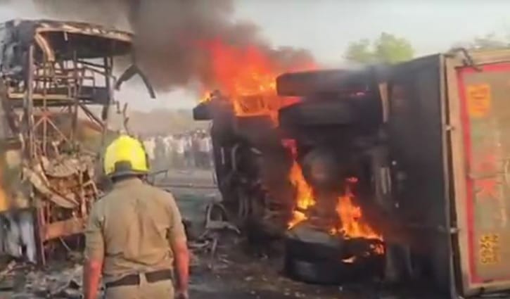 অন্ধ্রপ্রদেশে বাস ও লরির সংঘর্ষে অগ্নিদগ্ধ হয়ে নিহত ১২