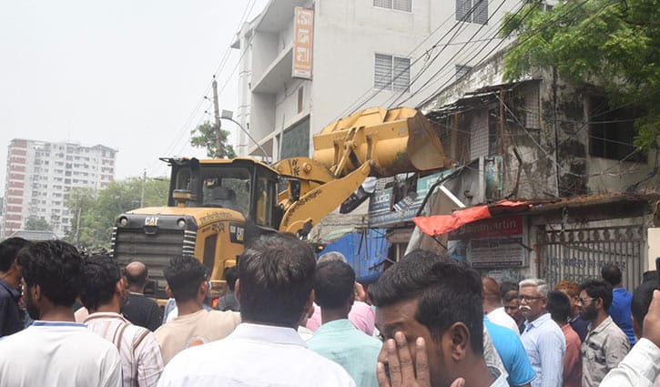 সায়েদাবাদে অবৈধ বাস কাউন্টার উচ্ছেদ শুরু