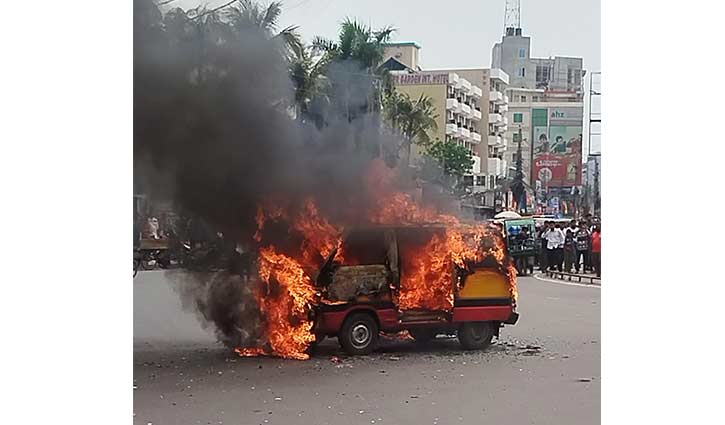 খুলনায় অগ্নিকাণ্ডে পুড়ল অ্যাম্বুলেন্স