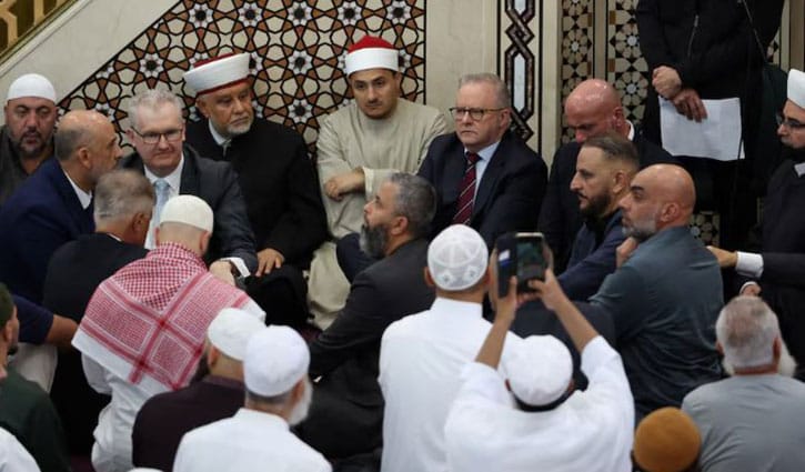 ঈদের জামাতে গিয়ে মুসলমানদের ক্ষোভের মুখে অস্ট্রেলিয়ার প্রধানমন্ত্রী