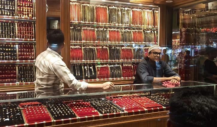 ঈদের বাজারে অলস সময় পার করছেন স্বর্ণ ব্যবসায়ীরা