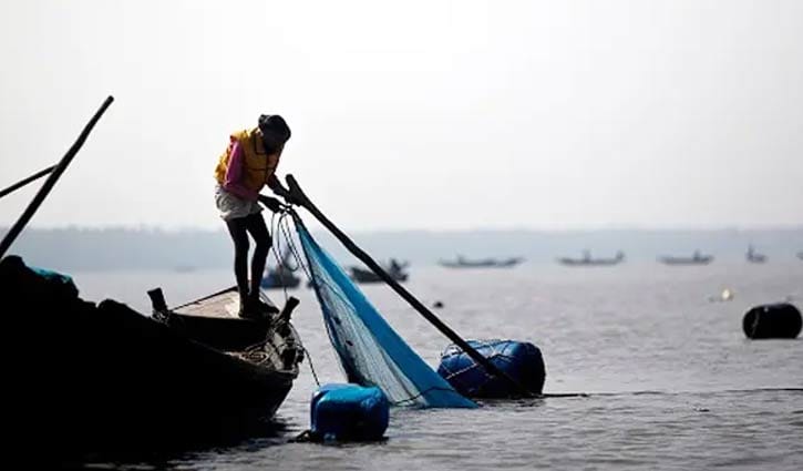 প্রজনন রক্ষায় সাগরে মাছ ধরায় ৫৮ দিনের নিষেধাজ্ঞা 
