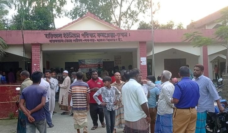 পঞ্চগড়ে ইউপি চেয়ারম্যানকে মারতে গিয়ে সচিব অবরুদ্ধ