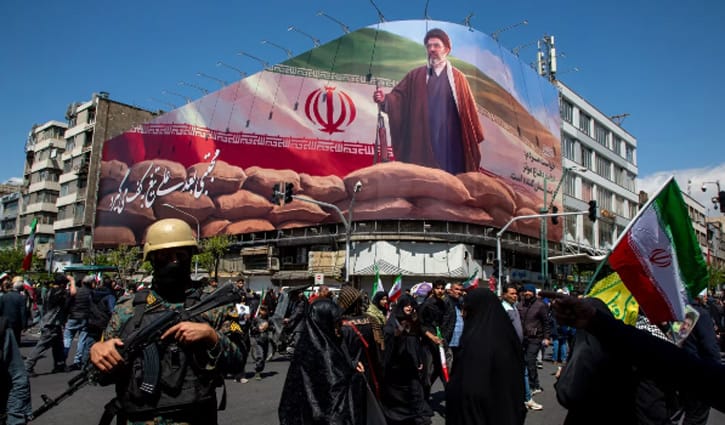 উপসাগরীয় দেশগুলোকে যে বার্তা দিলেন খামেনি