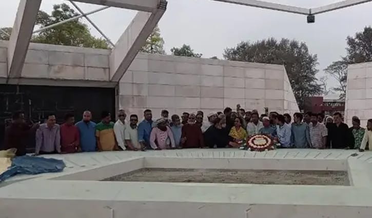 জিয়াউর রহমান ও খালেদা জিয়ার সমাধিতে পাঁচ সিটি প্রশাসকের শ্রদ্ধা