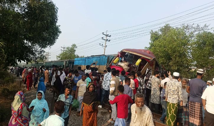 কুমিল্লায় বাসকে এক কিলোমিটার টেনে নিল ট্রেন, নিহত ১২