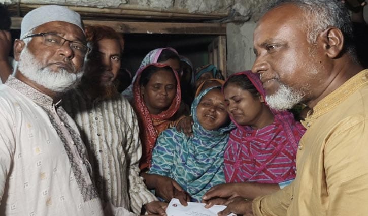 দাউদকান্দিতে দুর্ঘটনায় নিহত ৭  শ্রমিকের পরিবার পেল অনুদান