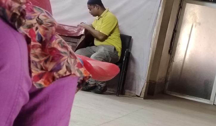  ভুয়া স্লিপে ওষুধ নিতে গিয়ে দালাল আটক