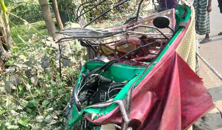 টাঙ্গাইলে বাসের ধাক্কায় অটোরিকশার ৩ আরোহী নিহত 