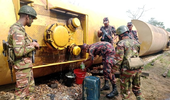 লাইনচ্যুত ট্রেন থেকে ১ হাজার লিটার ডিজেল সংগ্রহ বিজিবির
