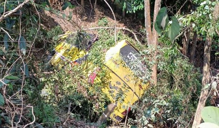 বান্দরবানে পর্যটকবাহী বাস খাদে, আহত ১৭