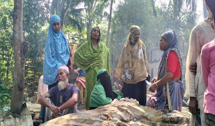 বাগেরহাটে খোলা আকাশের নিচে অগ্নিসংযোগে ক্ষতিগ্রস্ত ২০ পরিবার