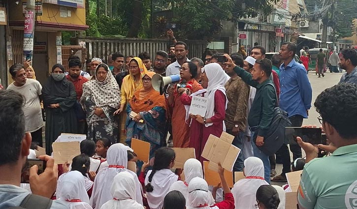 বরিশালের সড়কে স্কুলছাত্রী নিহতের প্রতিবাদে সহপাঠীদের বিক্ষোভ
