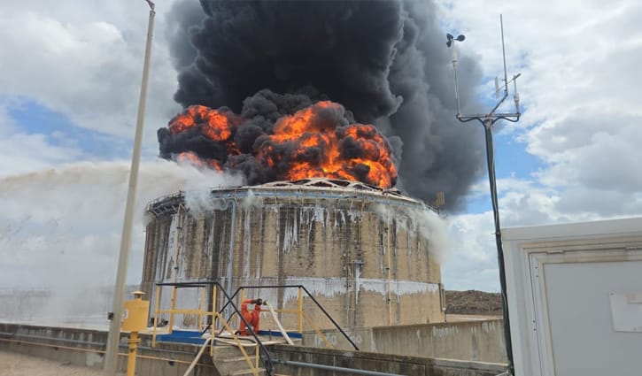 ইরানের ক্ষেপণাস্ত্র হামলায় ইসরায়েলের তেল শোধনাগারে আগুন