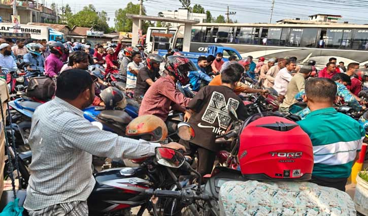 গাইবান্ধায় তেলের পাম্প বন্ধ থাকায় সংঘর্ষ, অবরোধ 