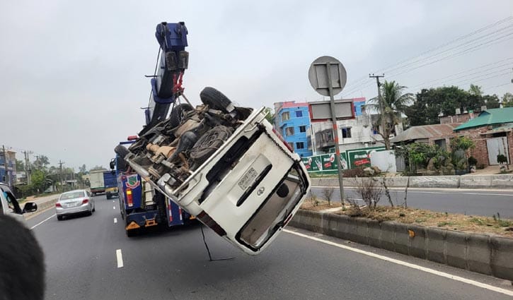 মাইক্রোবাসের গ্যাস সিলিন্ডার বিস্ফোরণে নিহত ৩, দগ্ধ ৯