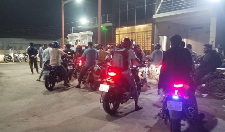 সংকট আতঙ্কে দেশের বিভিন্ন স্থানে পাম্পে তেল কেনার হিড়িক