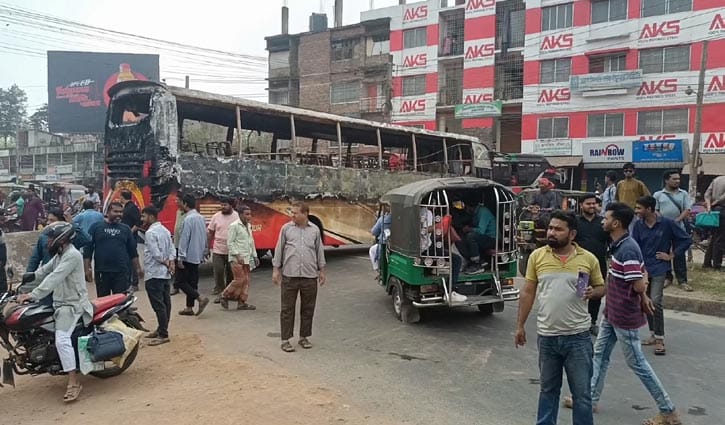 ঝিনাইদহে বাসে অগ্নিসংযোগের প্রতিবাদে মহাসড়কে বিক্ষোভ