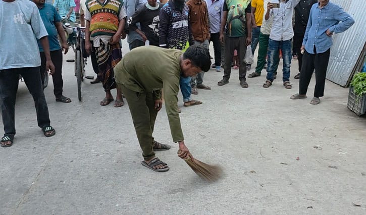 চোরকে দিয়ে রাস্তা ঝাড়ু দেওয়ালেন এলাকাবাসী