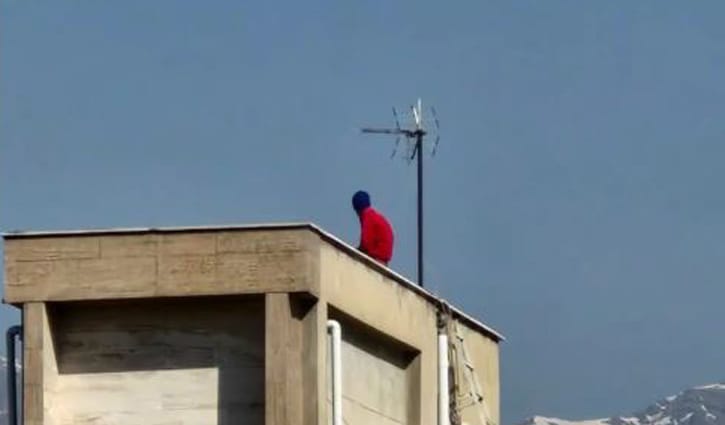 ছাদে বসে ক্ষেপণাস্ত্র দর্শন