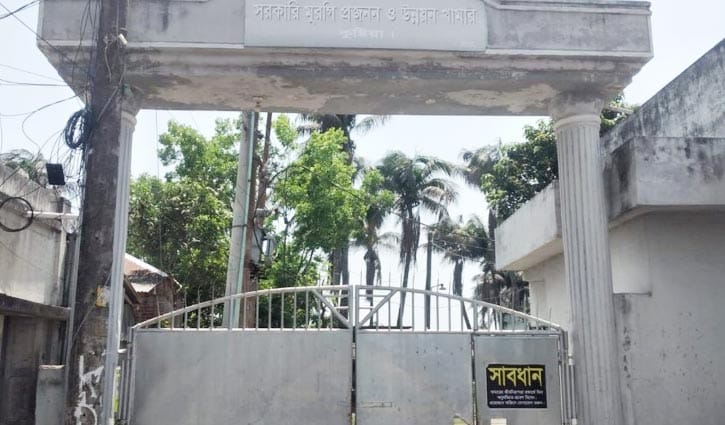 জনবল সংকটে ধুঁকছে কুষ্টিয়া সরকারি মুরগি প্রজনন খামার