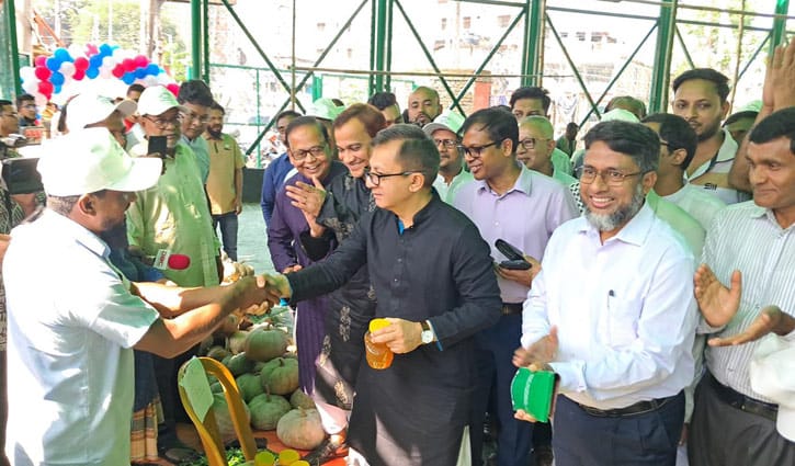 বাজার সিন্ডিকেট রুখতে ‘কৃষকের হাট’ উদ্বোধন করলেন বাণিজ্যমন্ত্রী