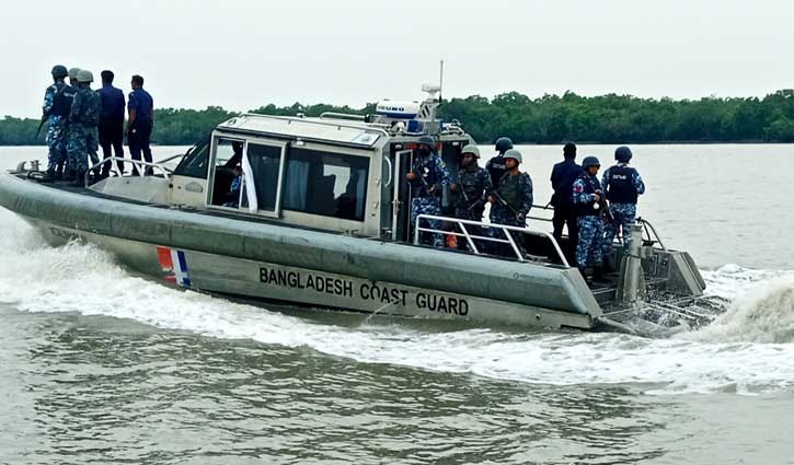 সুন্দরবন থেকে ৬১ বনদস্যু গ্রেপ্তার করেছে কোস্টগার্ড 