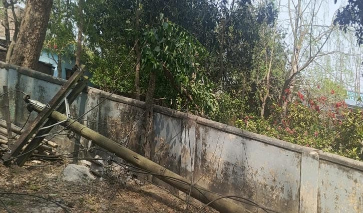ঝড়ে ৮ বৈদ্যুতিক খুঁটি ভেঙে অন্ধকারে ২৫ হাজার গ্রাহক
