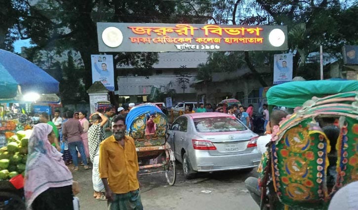 বঙ্গভবনের সামনে মুরগির ভ্যানে পিকআপের ধাক্কা, নিহত ২