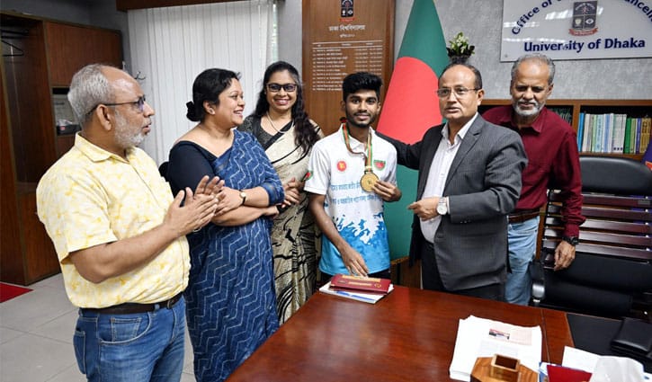 প্রধানমন্ত্রীর থেকে ঢাবি শিক্ষার্থীর ক্রীড়াকার্ড ও সম্মাননা লাভ