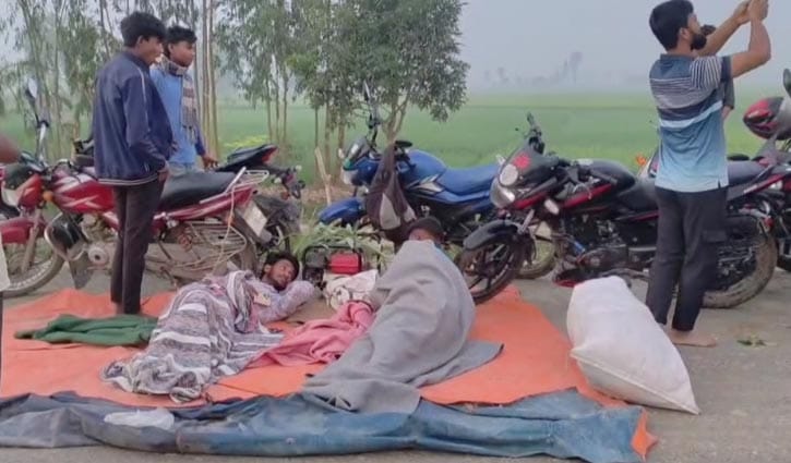 তেলের আশায় রাত্রিযাপন সড়কে