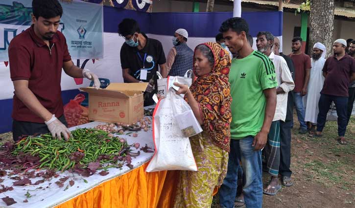 গাইবান্ধায় ‘এক টাকায়’ ঈদ বাজার পেল ২৫০ পরিবার 