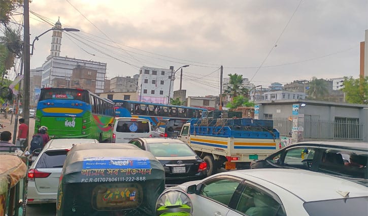 সদরঘাটমুখী রাস্তায় তীব্র যানজট, বাস ছেড়ে হেঁটে লঞ্চ ধরছে মানুষ