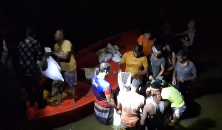 গভীর রাতে সরকারি পুকুরের মাছ ধরে নিয়ে গেলেন দুই সহকারী কমিশনার