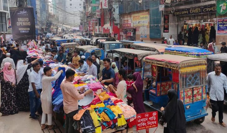 ফুটপাতই ভরসা নিম্ন আয়ের মানুষের