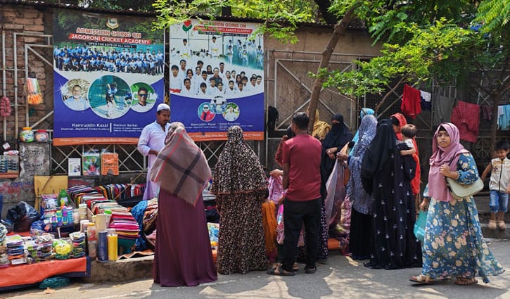 ঈদের কেনাকাটায় স্বল্প আয়ের মানুষের ভরসা ফুটপাত