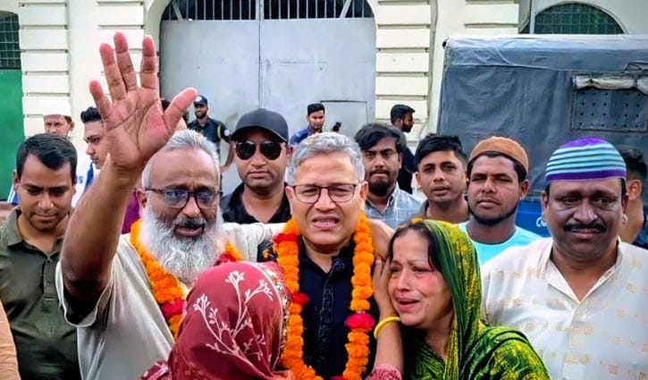 জেলগেটে আ.লীগ নেতাকে বরণ করলেন বিএনপির এমপি