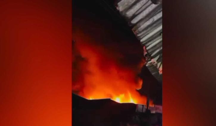 পঞ্চগড়ে মধ্যরাতে ৬ দোকানে অগ্নিকাণ্ড, কোটি টাকার ক্ষতির শঙ্কা