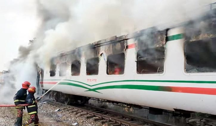 ফৌজদারহাটে চট্টলা এক্সপ্রেসে আগুন, তদন্তে ৪ সদস্যের কমিটি