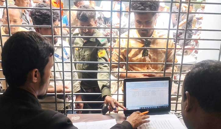 ঠাকুরগাঁওয়ে জ্বালানি সংকট: ফুয়েল কার্ড নিতেও দীর্ঘ লাইন