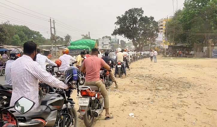 ঠাকুরগাঁওয়ে ফুয়েল কার্ডেও ভোগান্তি কমেনি